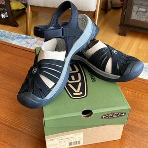 Sz10 Keen (Rose style) women Black and Cream Sandals NWT